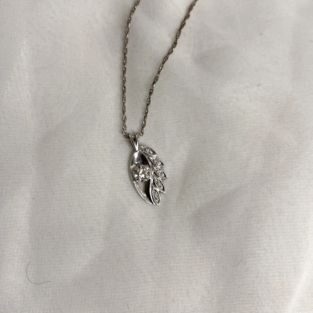 Cute Dainty Leaf Necklace - Picture 4 of 6